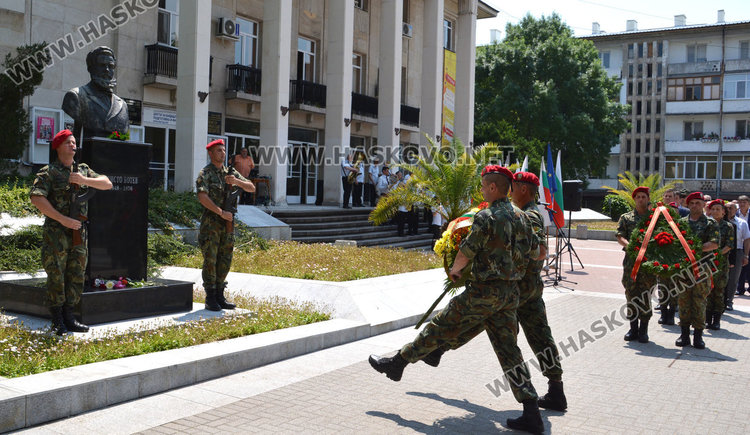 Хасково почете Ботев, бюстът пред “Заря” отрупан с цветя  