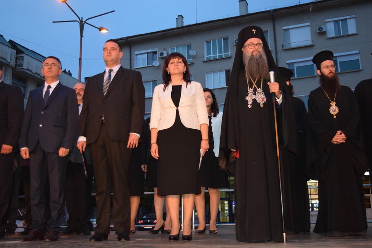 На колене!Ботев е безсмъртен!