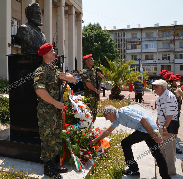 Хасково почете Ботев, бюстът пред “Заря” отрупан с цветя  