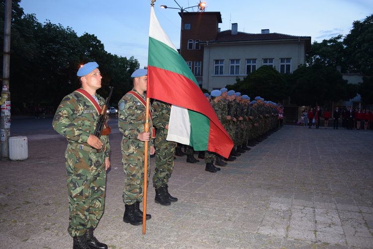 На колене!Ботев е безсмъртен!