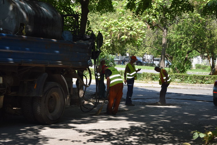 Общината с 300 бона за дупки по улиците,започна изкърпване в центъра