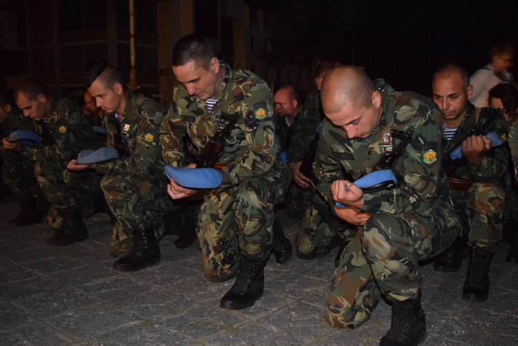 На колене!Ботев е безсмъртен!