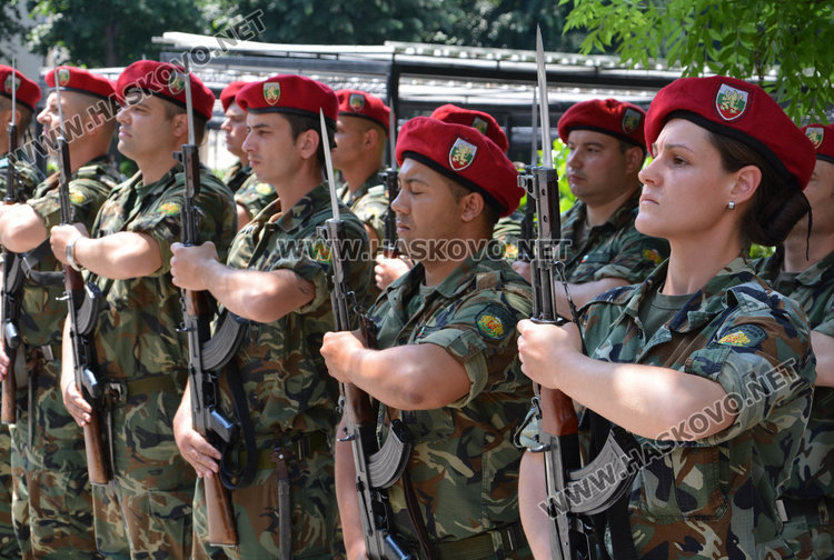 Хасково почете Ботев, бюстът пред “Заря” отрупан с цветя  