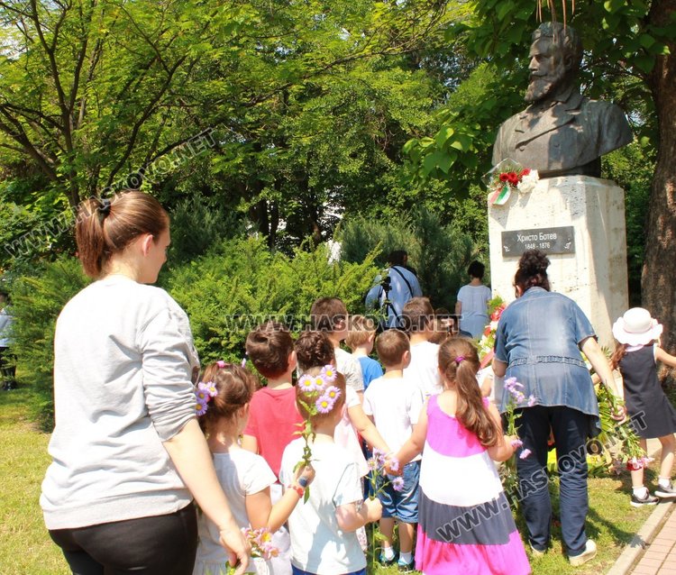 Почетоха 141 години от гибелта на Христо Ботев в Димитровград