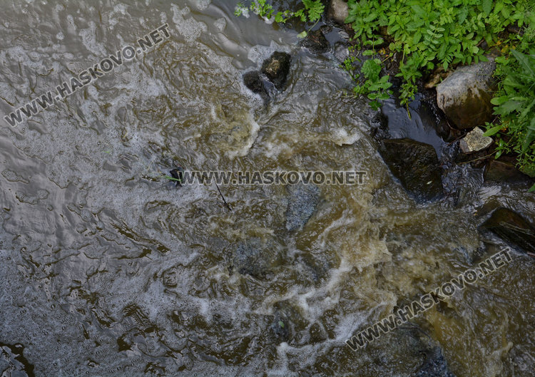 Воняща мръсотия се влива в реката в Клокотница, оттам в Марица