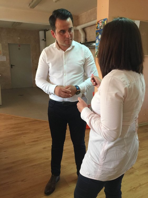 Общинският съветник Емин Халил дари деца с играчки и лакомства за 1 юни