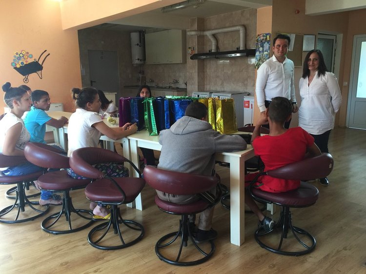 Общинският съветник Емин Халил дари деца с играчки и лакомства за 1 юни