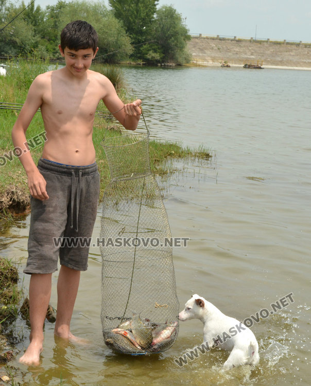 Двама рибари и половина  се забавляват край Черногорово в първия законен ден за риболов