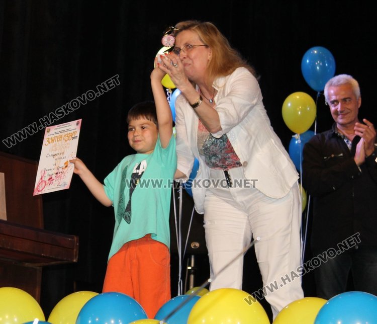 Голямата награда на конкурса "Златен извор" отиде в Панагюрище, "Слънчогледите" с отличие за авторска песен