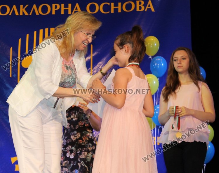 Голямата награда на конкурса "Златен извор" отиде в Панагюрище, "Слънчогледите" с отличие за авторска песен