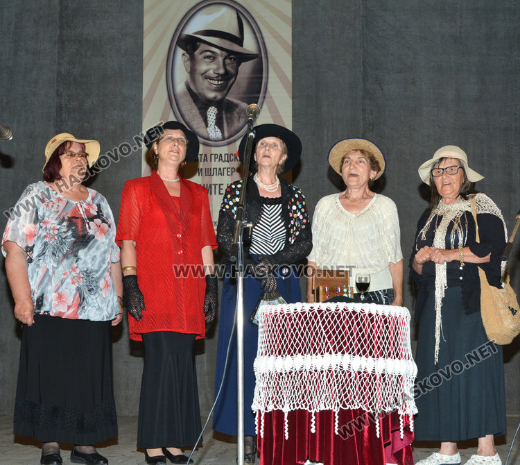 Млади и беловласи дойдоха в Хасково с пеещи сърца и  песните на Ари