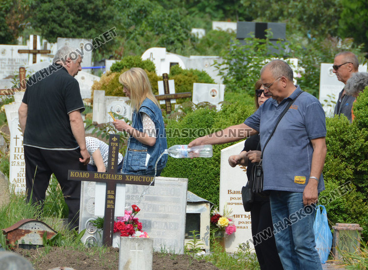 На Черешова задушница приготвяме хляб, череши и жито. Хората ядосани заради неподдържаните гробища