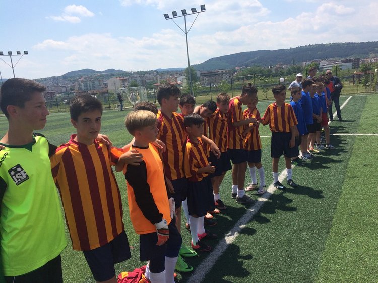 Футболни шампиони са децата на "Славейков"