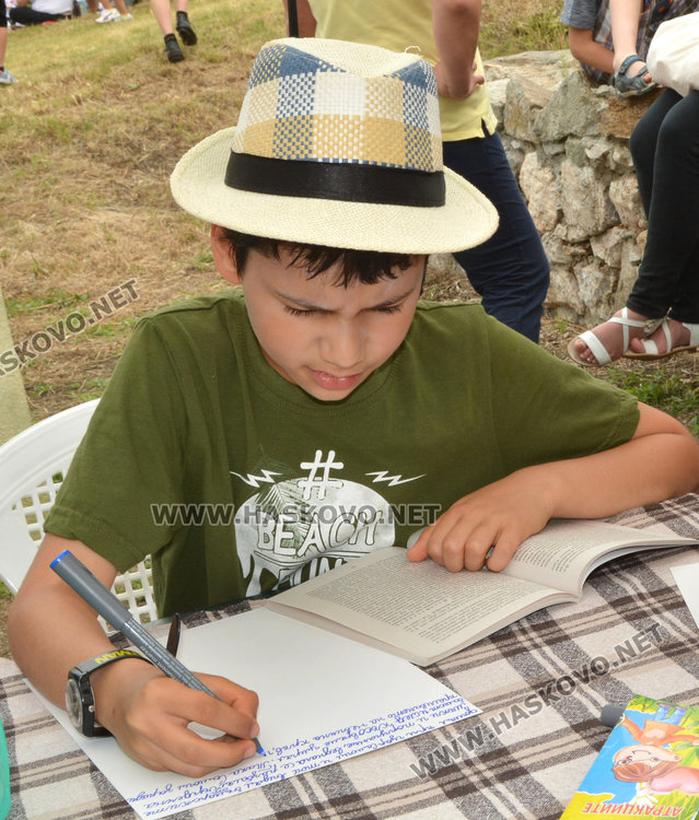 Деца и възрастни преписаха История славянобългарска на поляната на Нимфите