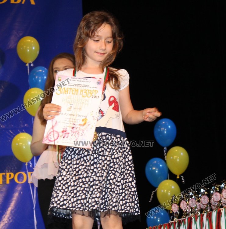 Голямата награда на конкурса "Златен извор" отиде в Панагюрище, "Слънчогледите" с отличие за авторска песен