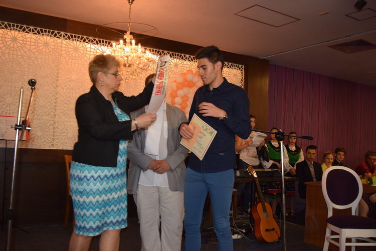 160 изявени ученици бяха наградени в Езиковата,кметът зачете тържеството