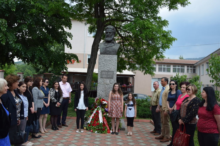 Сирени и венци за Деня на Ботев в Ардино