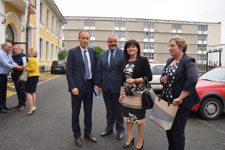 Просветният министър: От учителите зависи доброто овладяване на българския език