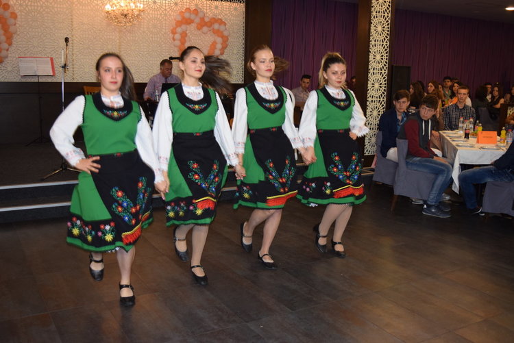 160 изявени ученици бяха наградени в Езиковата,кметът зачете тържеството