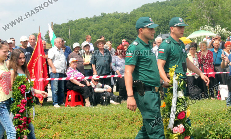  Десетки се поклониха пред паметта на загиналите на Илиева нива