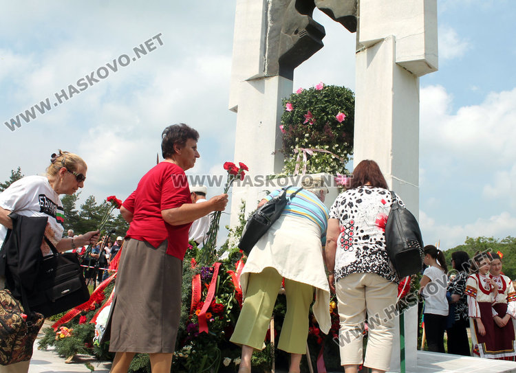  Десетки се поклониха пред паметта на загиналите на Илиева нива