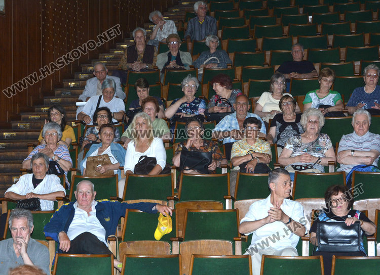 Млади и беловласи дойдоха в Хасково с пеещи сърца и  песните на Ари