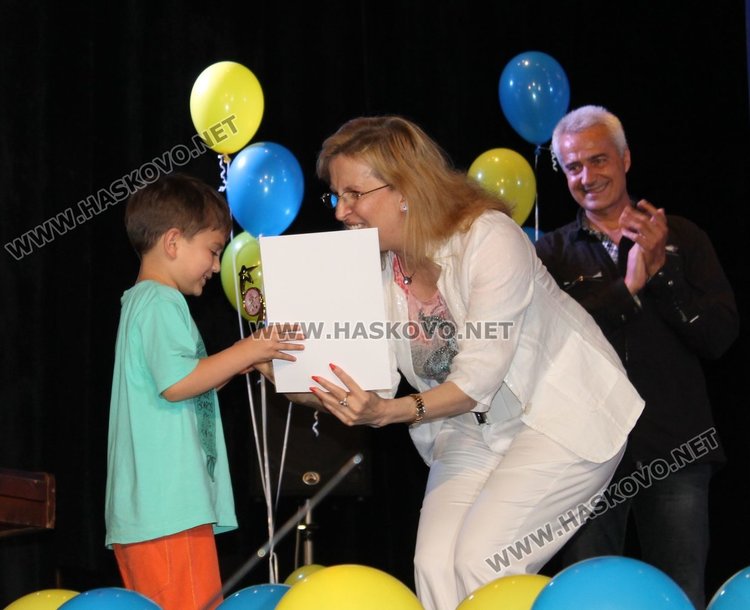 Голямата награда на конкурса "Златен извор" отиде в Панагюрище, "Слънчогледите" с отличие за авторска песен