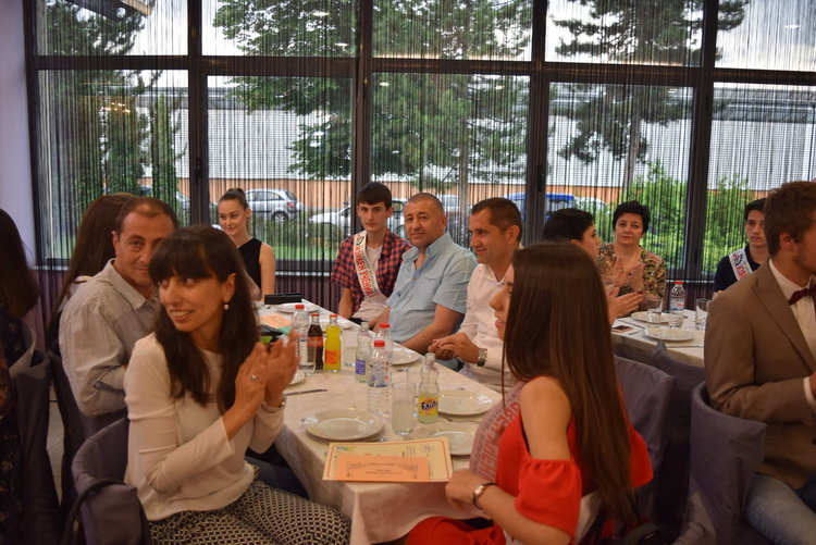 160 изявени ученици бяха наградени в Езиковата,кметът зачете тържеството