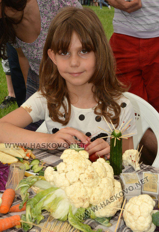 Деца и възрастни преписаха История славянобългарска на поляната на Нимфите
