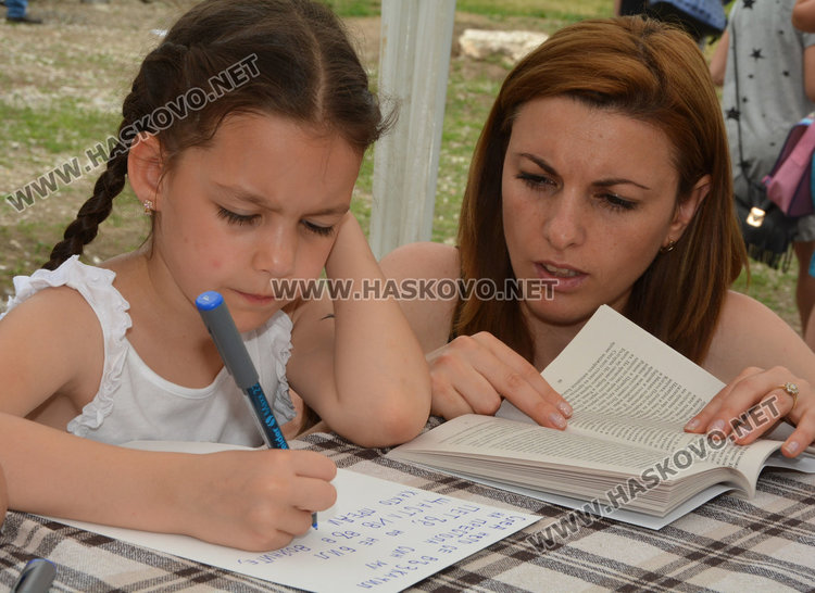 6-годишната Ивайла пише под диктовката на майка си
