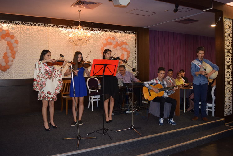 160 изявени ученици бяха наградени в Езиковата,кметът зачете тържеството