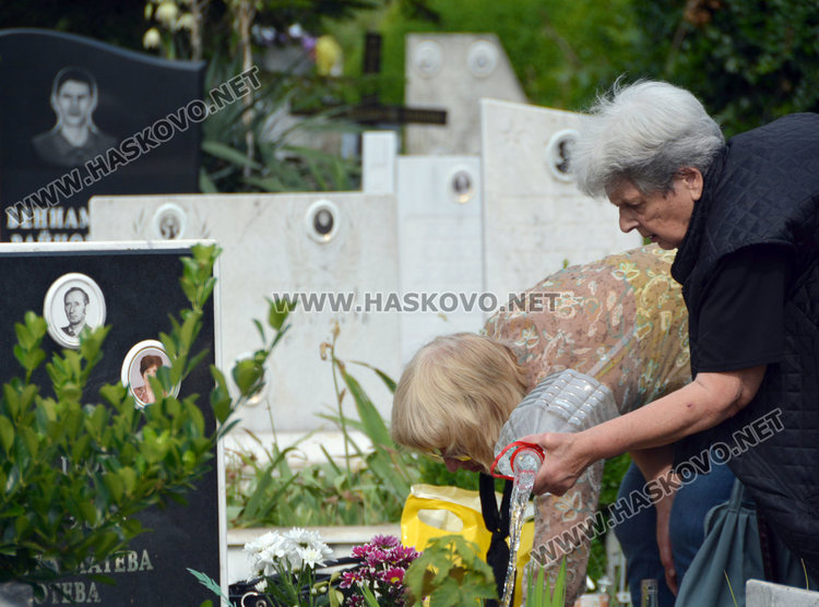 На Черешова задушница приготвяме хляб, череши и жито. Хората ядосани заради неподдържаните гробища