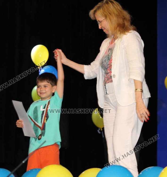 Голямата награда на конкурса "Златен извор" отиде в Панагюрище, "Слънчогледите" с отличие за авторска песен