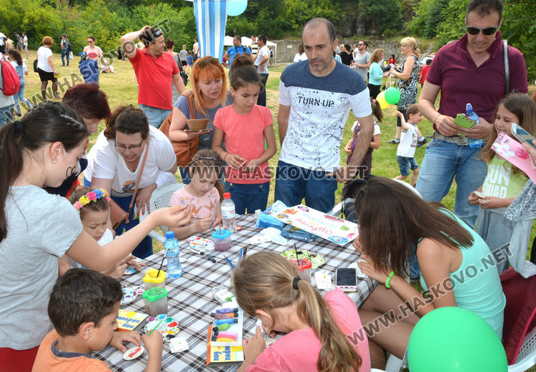 Деца и възрастни преписаха История славянобългарска на поляната на Нимфите