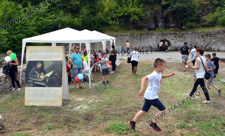Деца и възрастни преписаха История славянобългарска на поляната на Нимфите