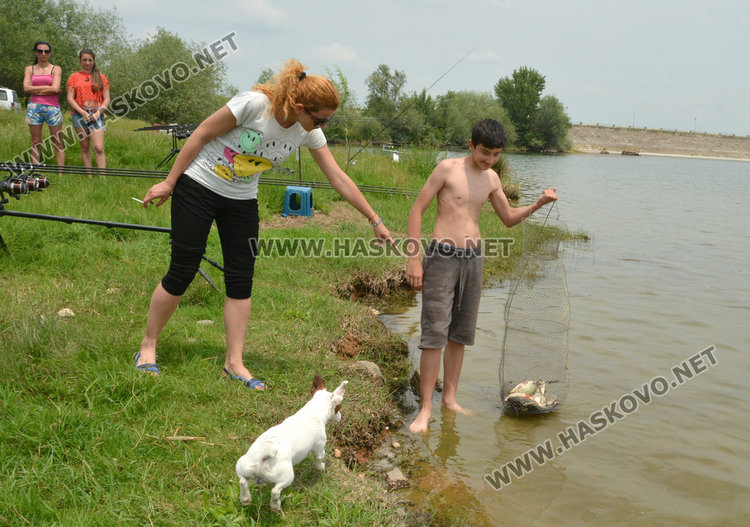 Двама рибари и половина  се забавляват край Черногорово в първия законен ден за риболов