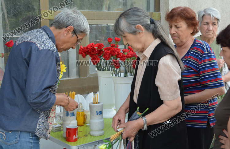 На Черешова задушница приготвяме хляб, череши и жито. Хората ядосани заради неподдържаните гробища