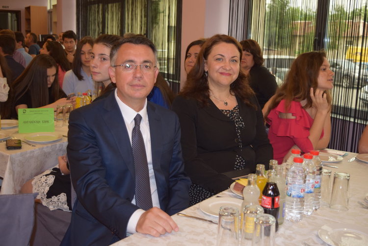 160 изявени ученици бяха наградени в Езиковата,кметът зачете тържеството