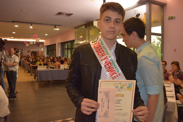 160 изявени ученици бяха наградени в Езиковата,кметът зачете тържеството