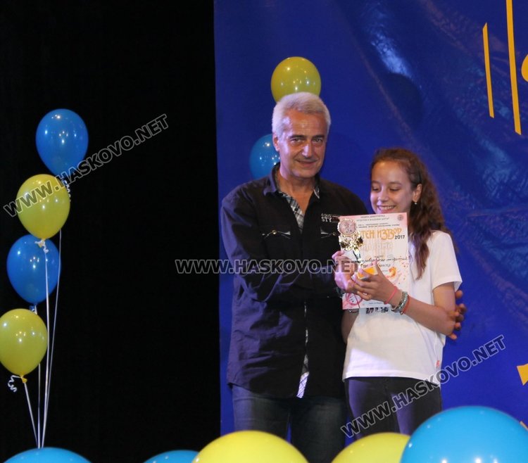 Голямата награда на конкурса "Златен извор" отиде в Панагюрище, "Слънчогледите" с отличие за авторска песен