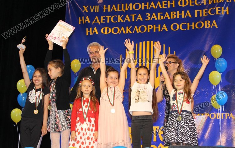 ВГ "Слънчогледите" взеха награди за аранжимент и нова авторска песен, както и първо място при вокалните формации