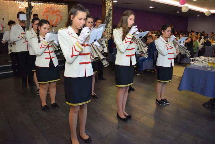 160 изявени ученици бяха наградени в Езиковата,кметът зачете тържеството