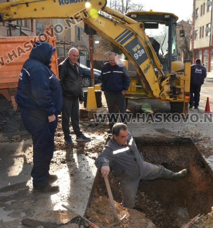 Авария на ул.”Родопи” спря водата към центъра на Хасково