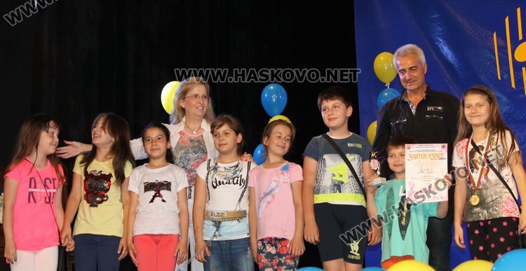 Голямата награда на конкурса "Златен извор" отиде в Панагюрище, "Слънчогледите" с отличие за авторска песен