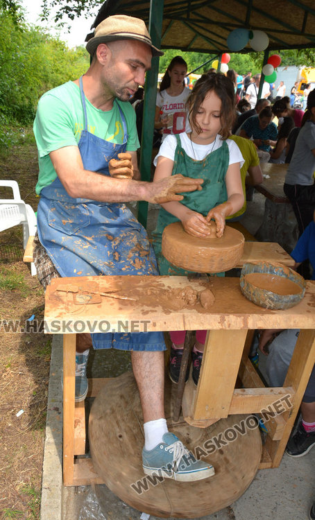 Деца и възрастни преписаха История славянобългарска на поляната на Нимфите