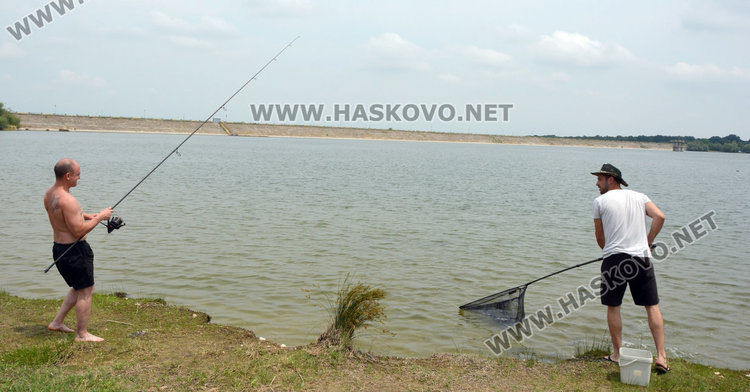 Двама рибари и половина  се забавляват край Черногорово в първия законен ден за риболов
