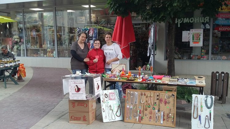 За три дни благотворителният базар събра близо 1130 лева за лечението на Атанаска. Инициативите продължават