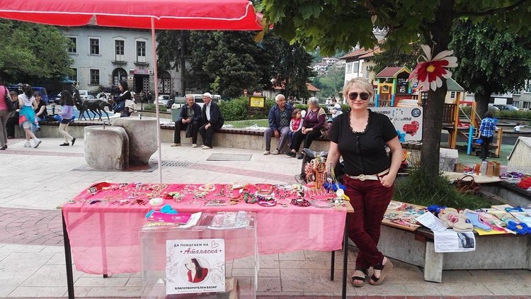За три дни благотворителният базар събра близо 1130 лева за лечението на Атанаска. Инициативите продължават