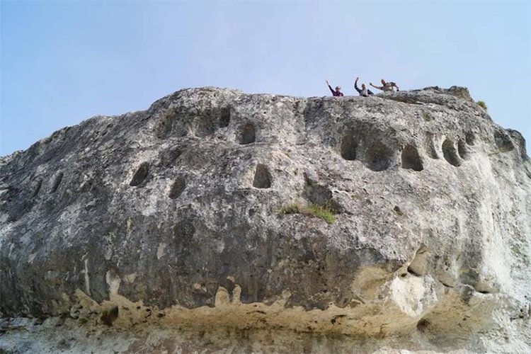 Кован кая (Скалата с кошери), край с.Бял кладенец