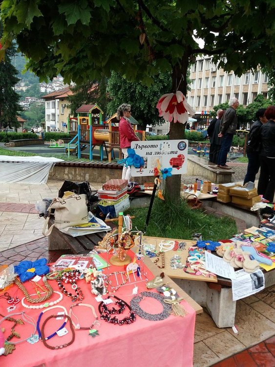 За три дни благотворителният базар събра близо 1130 лева за лечението на Атанаска. Инициативите продължават